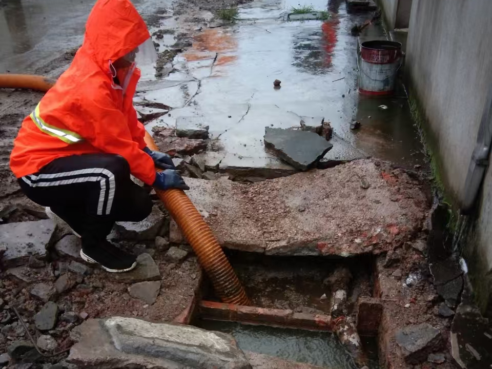 香格里拉专业清理污水池 炜誉市政以规范流程守护城市 “肠道”